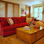 Красный диван: яркий акцент в современном интерьере (27 фото) Дизайн квартиры с красным диваном